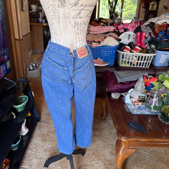 Women’s Levi’s boyfriend jeans with distressed holes. THE ZIPPER IS BROKEN. - Picture 15 of 16